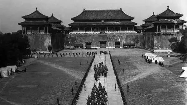 大清朝的迷之操作，慫的時候慫死，勇的時候勇死