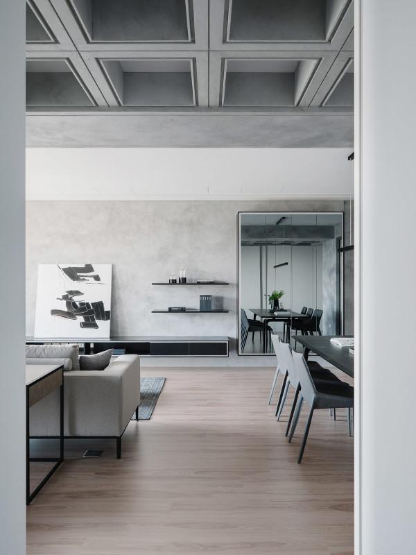 陽光明媚，灰白相間的公寓