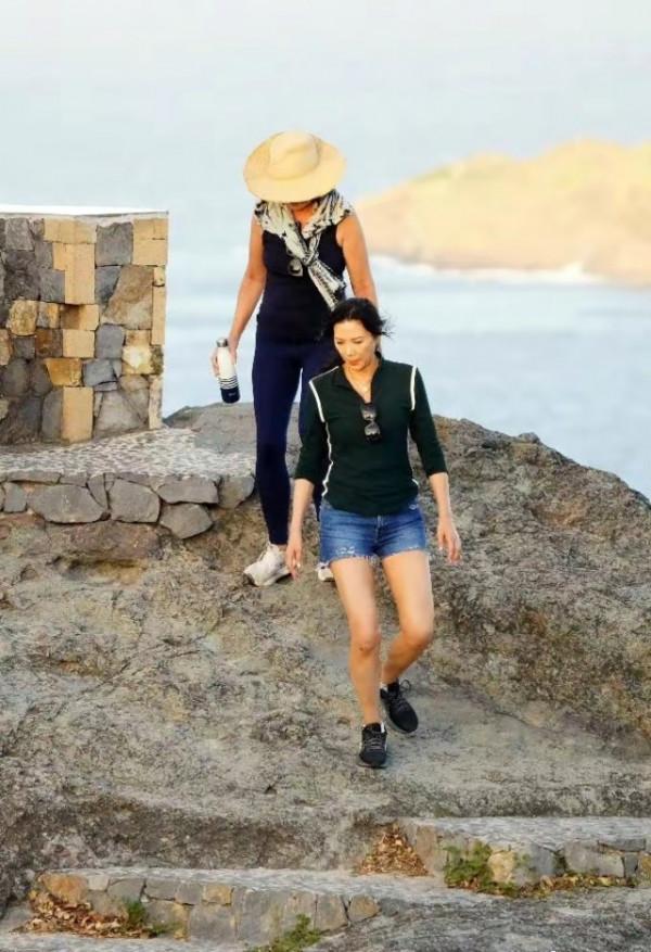 53歲鄧文迪狀態太好啦！穿休閒裝不忘秀美腿，面板白皙細膩惹人羨