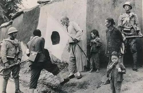 日軍殘害八路軍，強迫百姓喝開腦粥，村民大喊：倭寇，我死也不喝