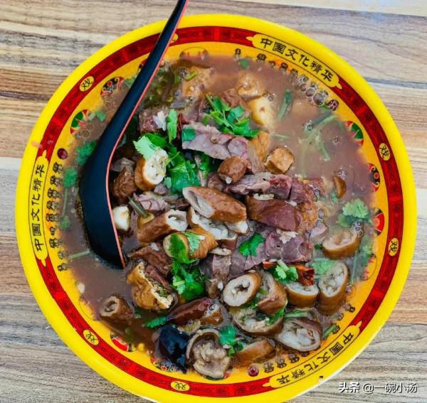 大冬天的來這麼一碗熱乎乎的滷煮火燒，火燒，炸豆腐都吸足了湯汁