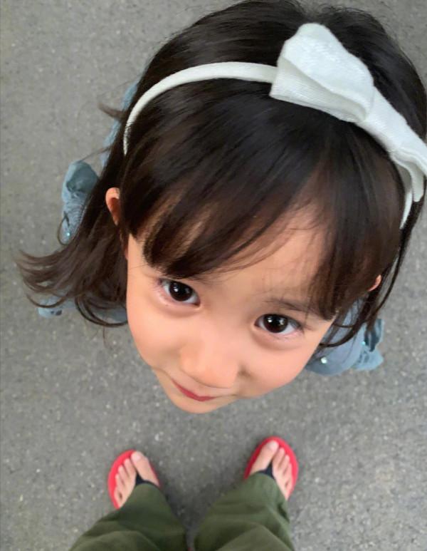 黃磊二女兒白裙配紅唇，6歲氣質趕超多多，剪空氣劉海像極林允兒