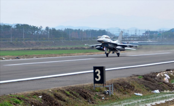 高速能起降戰機嗎？一旦爆發戰爭能充當戰備機場嗎？又有什麼意義