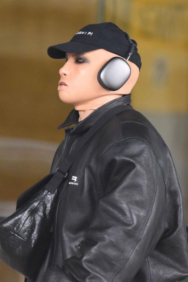 嚇人!侃爺戴白人女性頭套現身紐約機場,網友:這是心肺復甦課? 嚇人!侃爺戴白人女性頭套現身紐約機場,網友:這是心肺復甦課?