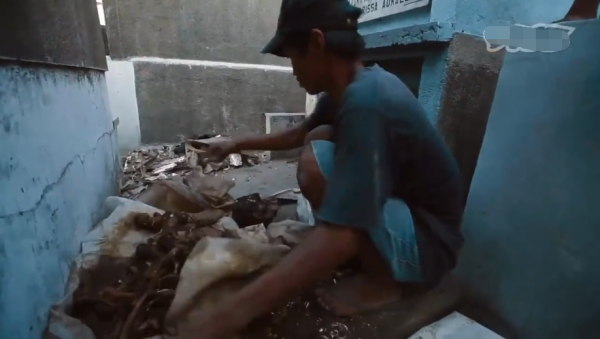 紀錄片《馬尼拉守墓人》，讓我見識了比鬼更可怕的東西，那就是窮