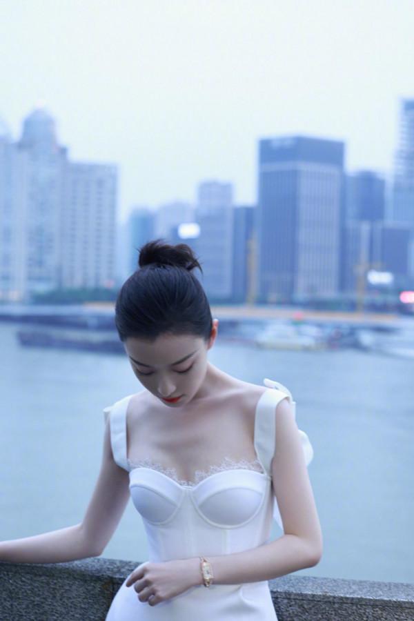 倪妮還是穿白色好看，感覺特別苗條啊