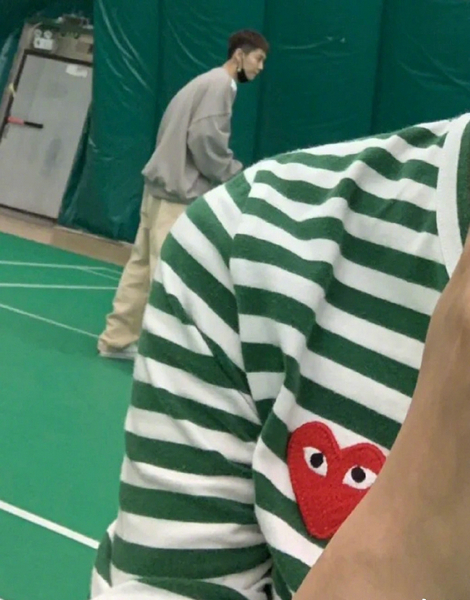 鹿晗關曉彤現身打羽毛球被偶遇 兩人裝扮休閒對打超甜蜜