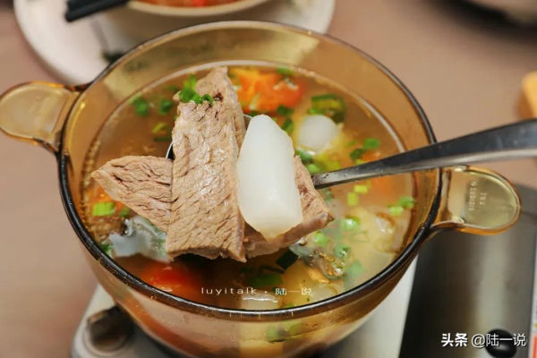 10人消費將近4000元，鮮松茸、大黃魚、羅氏蝦、私房牛肉都不錯