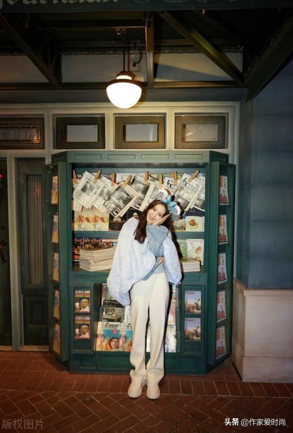 劉詩詩的時尚美太清純了，一顰一笑不做作，她的眼神和微笑好迷人