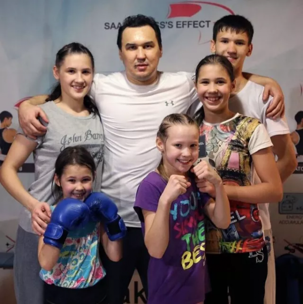 一拳能打斷樹甚至打凹鐵門，這個13歲女孩太可怕