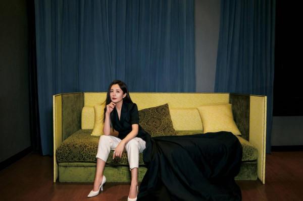 楊童舒乾淨利落打扮驚豔亮相2021年北京時裝週