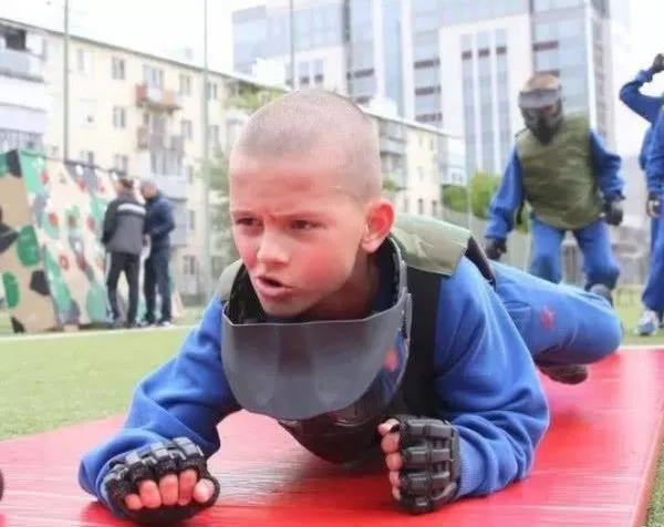 明星通通靠邊站！國防部長帶小學生開坦克，俄式國防教育瞭解一下