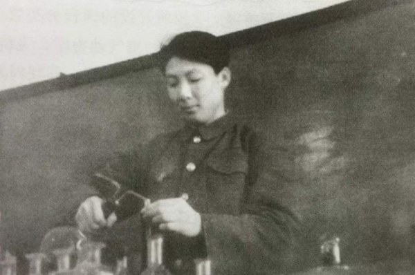 東方紅衛星超重，孫家棟堅持拆掉毛主席像章，周恩來說：我支援你