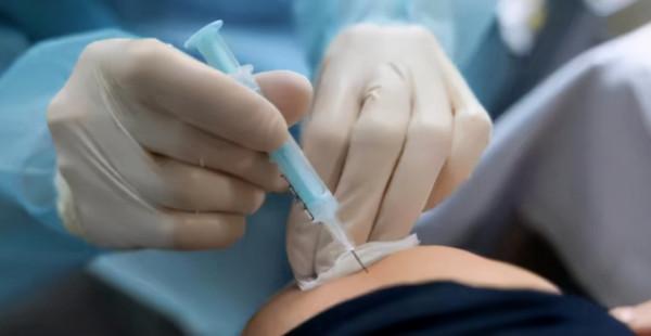 美國一天敲響800次喪鐘，參議員又染急病去世，白旗插滿國家廣場