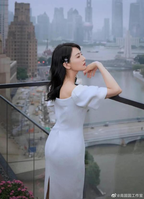 滿目春光桃李綻，詩音雅苑韻弦逍