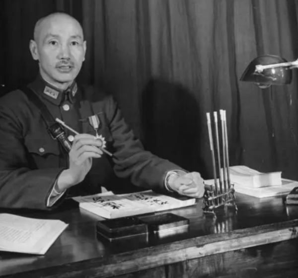 1956年陳賡帶一少年來到中南海，碰見周恩來，陳賡：你看他像誰？