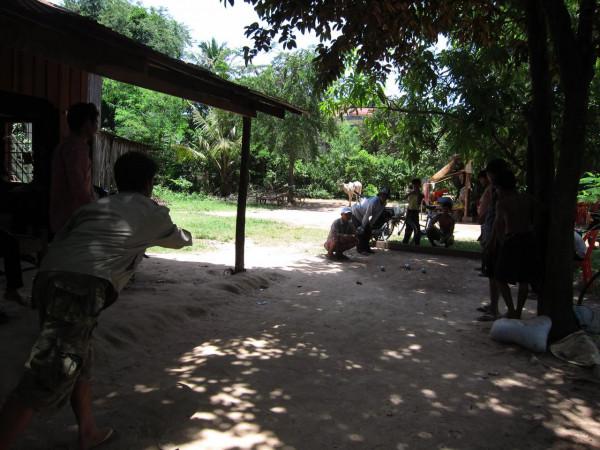 小夥獨自騎行柬埔寨,在小鎮斯昆落淚了,兩位中國英雄曾在此犧牲 小夥獨自騎行柬埔寨,在小鎮斯昆落淚了,兩位中國英雄曾在此犧牲