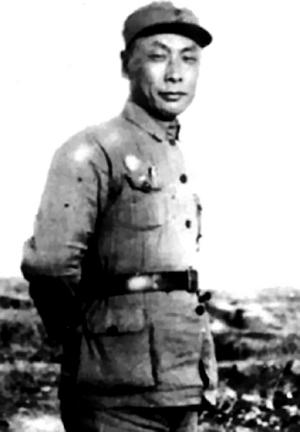 高郵戰役，粟裕接見投降的日本軍官，巖奇大佐雙手捧起一把紫光刀