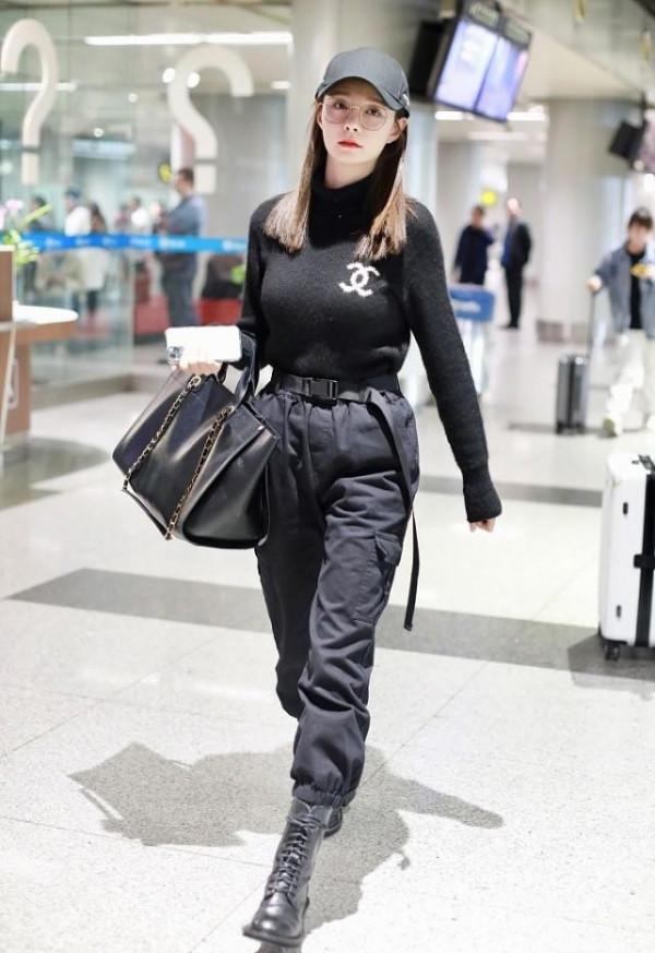 沈夢辰雖然長得挺甜，但穿著一身黑照樣帥氣得很，工裝褲真顯腿長