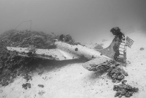 震撼水下飛機墓地曝光，上百架美國飛機完好無損沉寂於此