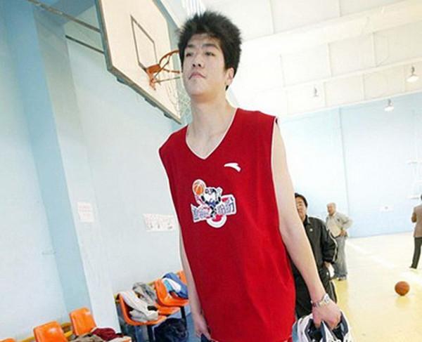 9年前“小姚明”張佳迪逝世，郭士強痛哭惋惜，其骨灰撒向了大海