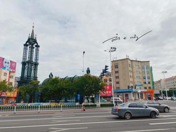 吉林延邊有一座邊境小城,位於三國交界處,街上招牌都用三國文字 吉林延邊有一座邊境小城,位於三國交界處,街上招牌都用三國文字