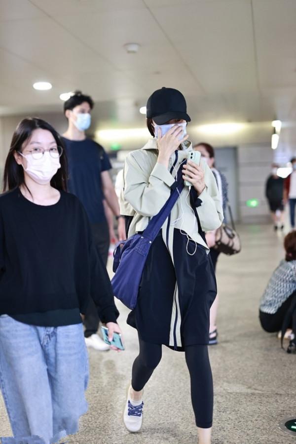 袁泉出現在機場，穿高領夾克下搭小腳健身褲，是怎麼保持身材的？