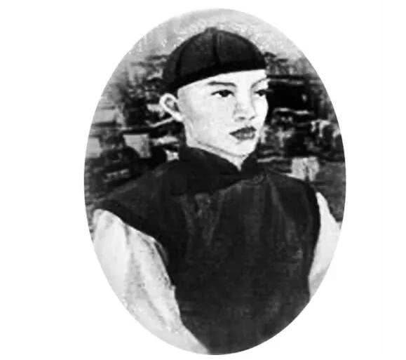 他是成就百年企業“瑞蚨祥”的綢緞大王，是孟子第69代後裔