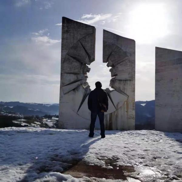 系列遊記 波、塞、黑篇（五）彈孔紀念碑和木頭城留下的印記