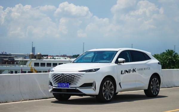 搭載2.0T+愛信8AT！軸距2890mm，實拍體驗長安UNI-K