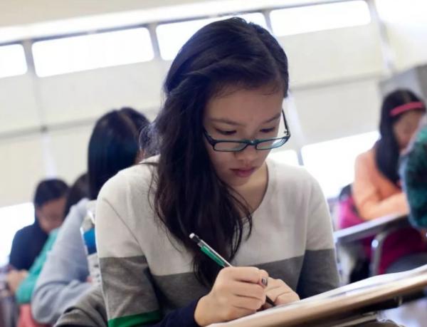 學校規定大一不允許報考英語四六級，新生困惑不已，老師道出緣由