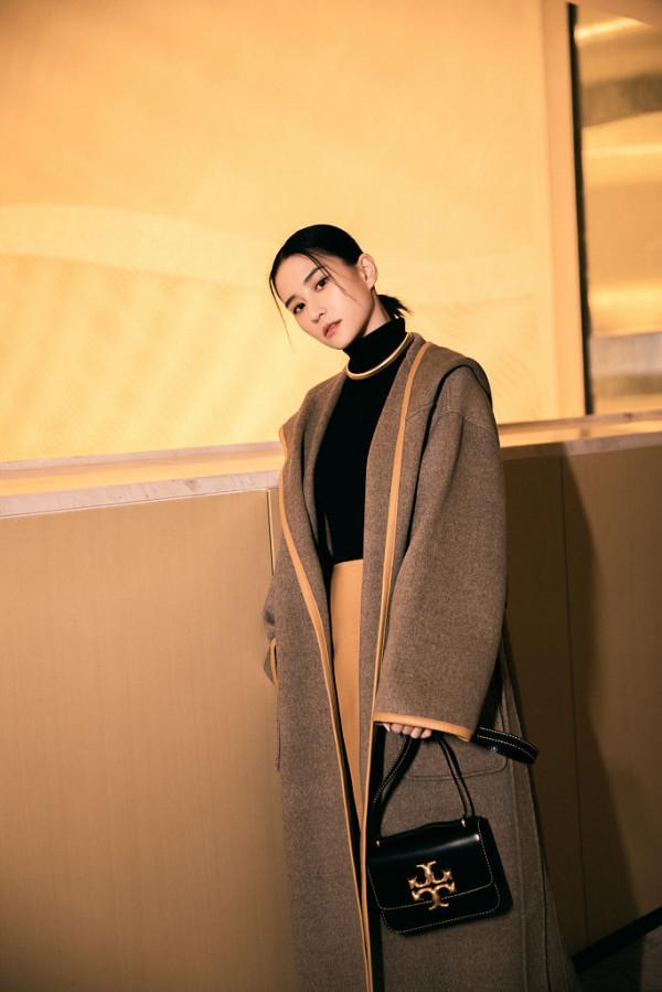 何超蓮黑上衣搭鵝黃色半身裙身姿曼妙 氣質優雅演繹早秋文藝範