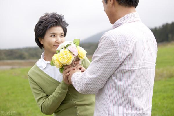 46歲住家保姆自述：和75歲僱主搭夥兩年，我的生活充滿陽光