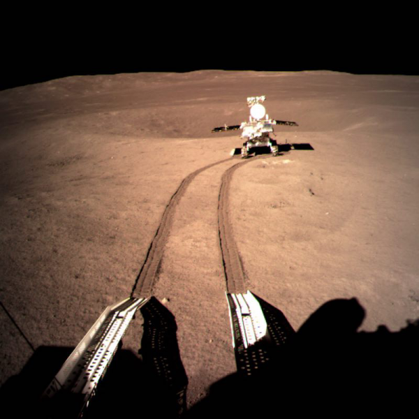 我國科學家在月球背面發現“天外來客” 我國科學家在月球背面發現“天外來客”