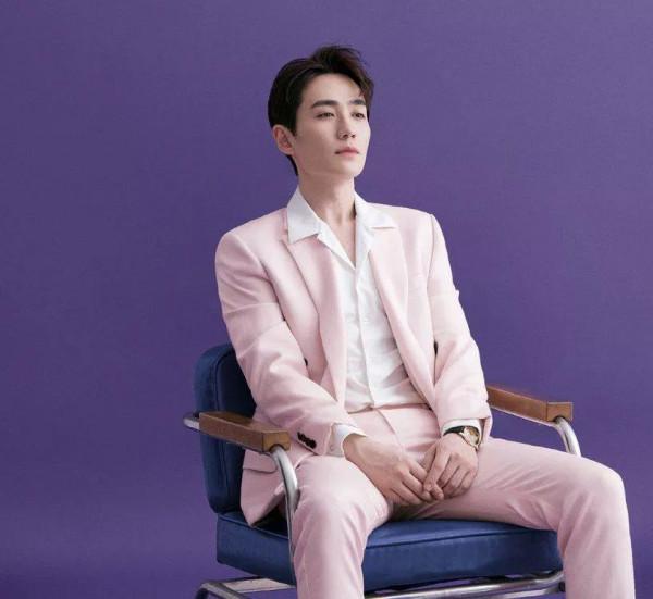 誰說粉色太“娘”？這13位粉衣造型又酷又颯，比女生還有氣質