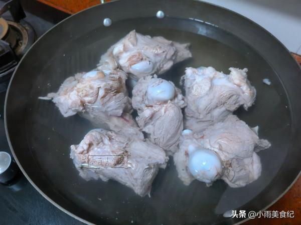 小時候在農村，一殺豬就等著吃這一口，什麼調料都不加，原汁原味