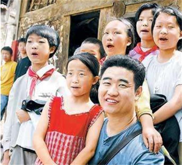 “深圳玫瑰”邢丹葬禮：與老公叢飛合葬，五歲女兒痛哭，千人送別