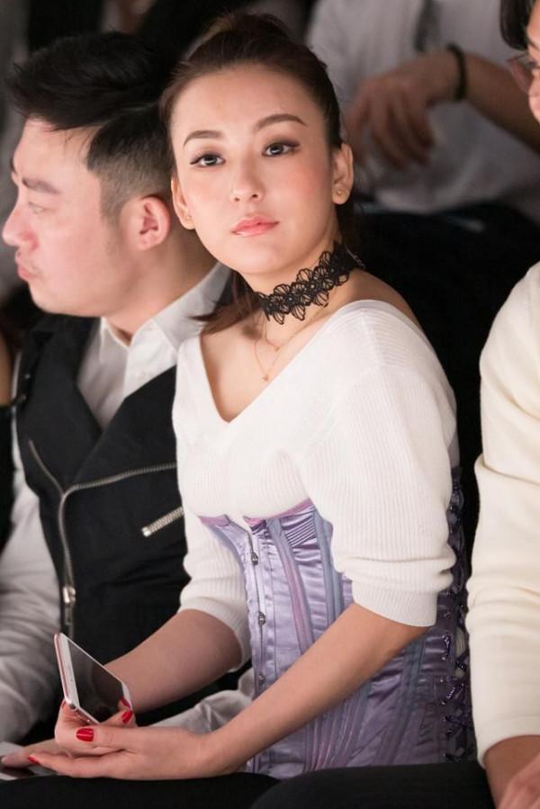 方媛為了顯瘦真挺拼的，穿V領毛衣配紫色束腰，看著勒得有點難受