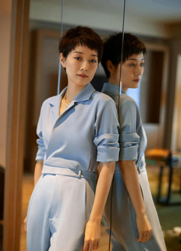 馬伊琍的穿搭真時尚，身穿灰藍色套裝簡約高階，配短髮魅力十足