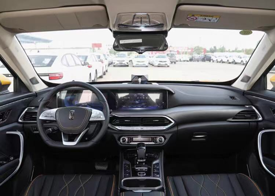 15萬內落地的雙聯屏內飾，這款高顏值小資SUV足夠吸引你