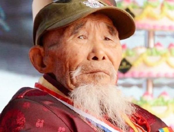 致敬!洛陽100歲抗戰老兵劉六夫坦克碾壓下活命,送兒孫6人進軍營 致敬!洛陽100歲抗戰老兵劉六夫坦克碾壓下活命,送兒孫6人進軍營
