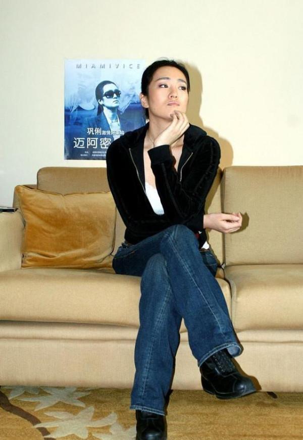 鞏俐真是會打扮自己,一身牛仔穿搭休閒低調,但很時髦又顯年輕 鞏俐真是會打扮自己,一身牛仔穿搭休閒低調,但很時髦又顯年輕