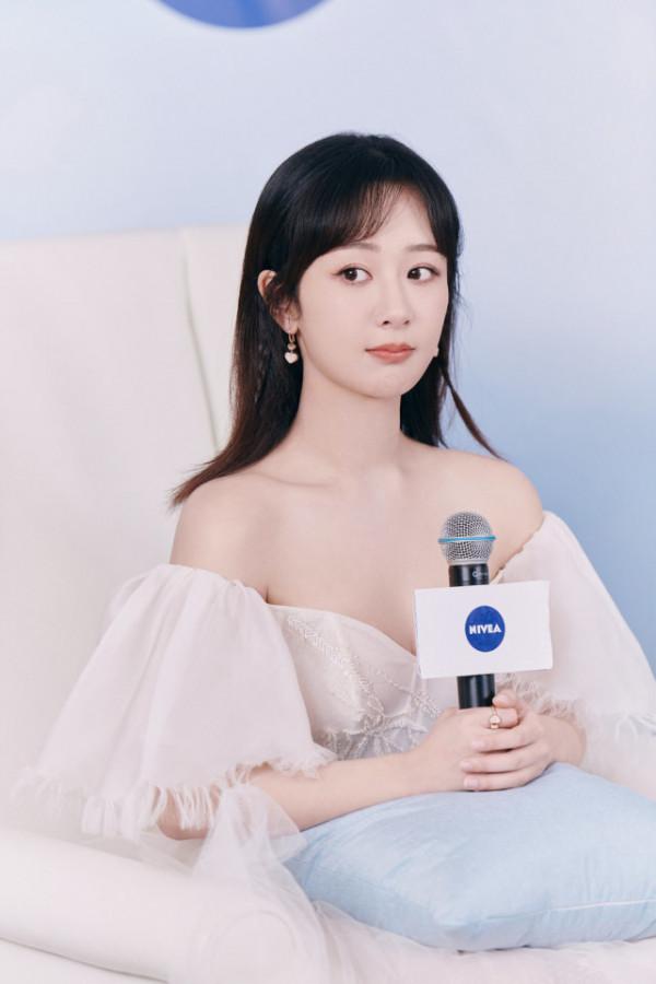 楊紫小白裙造型再度封神!穿露肩白裙美成“花魁”,握煙花棒好仙 楊紫小白裙造型再度封神!穿露肩白裙美成“花魁”,握煙花棒好仙