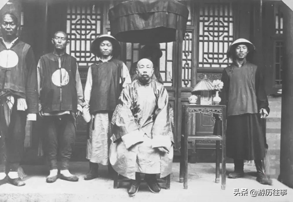 100多年前的晚清社會，慈禧出逃後的寢宮，仍有守衛在看守