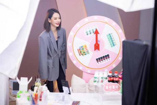 &OpenCurlyDoubleQuote;戚薇&rdquo;不走尋常路，把白襯衫當連衣裙，西裝只穿半件，意外時髦