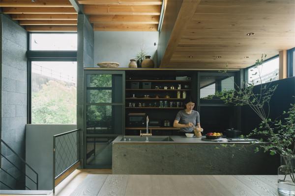 日本34歲單親媽媽回鄉下,在隧道邊建114㎡小家,獨自撫養倆兒子 日本34歲單親媽媽回鄉下,在隧道邊建114㎡小家,獨自撫養倆兒子