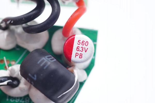 內建國產降壓控制器，支援5-20V輸出，百思買影雅24W車充拆解