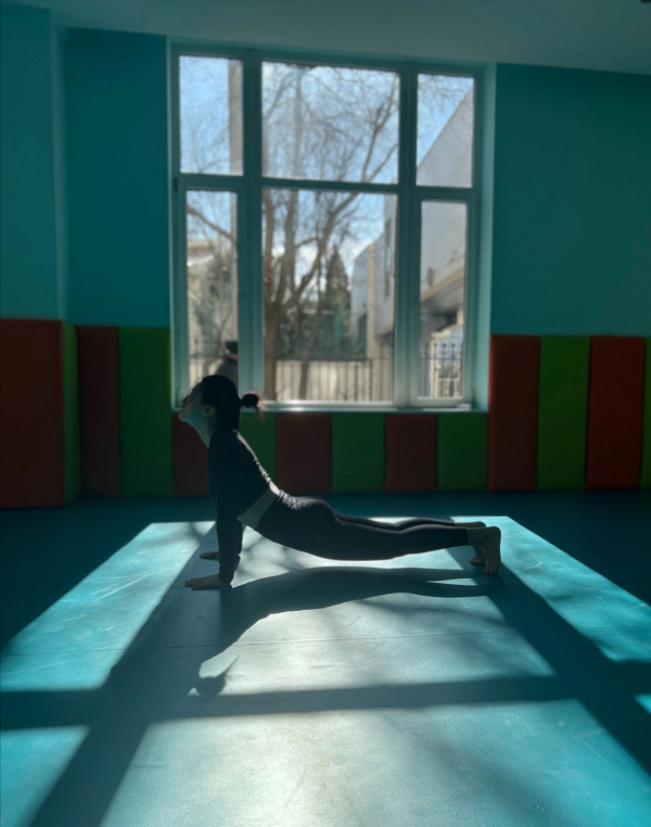 名媛朱珠曬產後恢復瑜伽照，大象腿粗的好真實，露臍裝找不到腰身