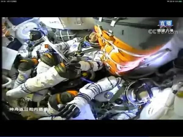 《賀三位英雄凱旋》