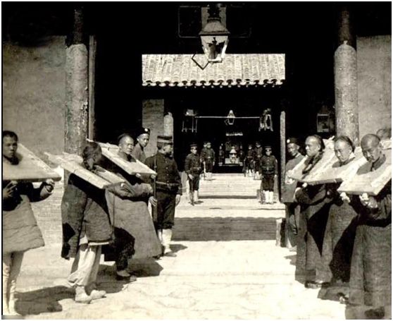 大清影像:犯人的枷鎖和宋朝武松的枷鎖不太一樣,手腳是解放的 大清影像:犯人的枷鎖和宋朝武松的枷鎖不太一樣,手腳是解放的